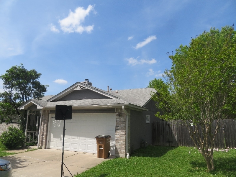 Primary Photo - 1104 Larkins Ln