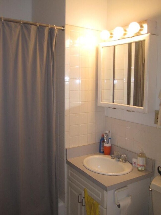 Foto del edificio - Nicely renovated 3 bed unit at an unbeatable price!