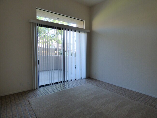 Foto del edificio - Bright, spacious townhouse located in UTC area, convenient to shopping and public transportation.