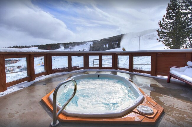 Foto del edificio - Mountain side condo! Hot tub! Underground ...