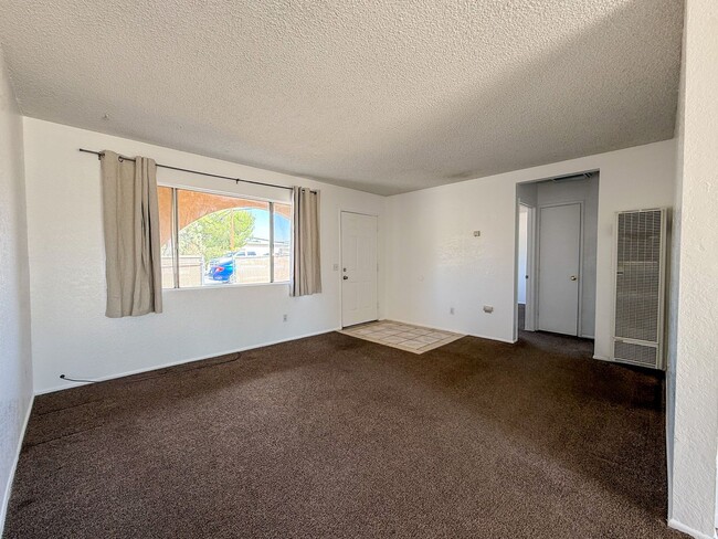 Building Photo - 2 Bedroom Yucca Valley Home