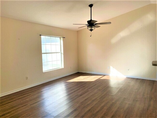 Building Photo - 3/2/2 home, 9 miles from WEC!