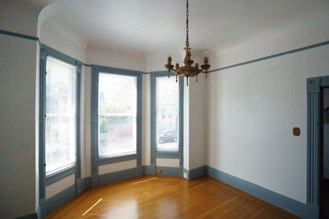 Building Photo - Victorian Charm and City Convenience – 3-B...