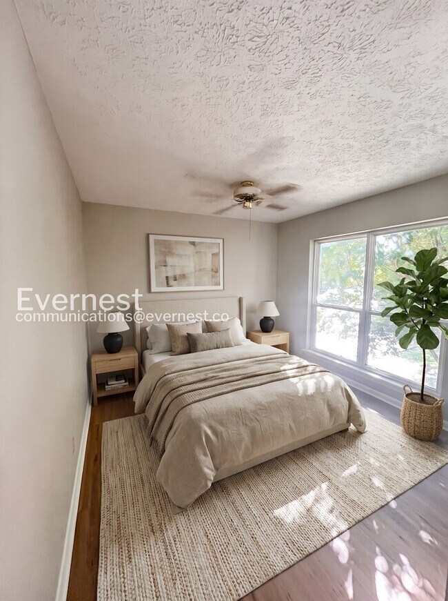 Building Photo - 3 Bed/1.5 Bath Townhome with Off-Street Parking / Available Soon!