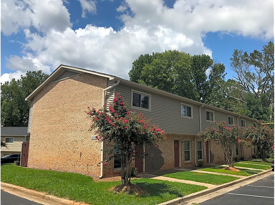 Foto principal - Spacious, affordable two bedroom townhouse...