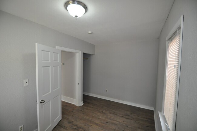 Building Photo - Cute little two-bedroom one-bathroom Singl...