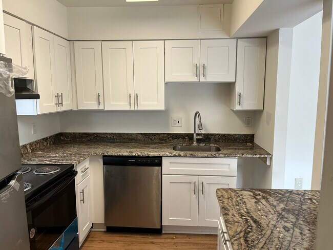 Kitchen - 10137 Prince Pl