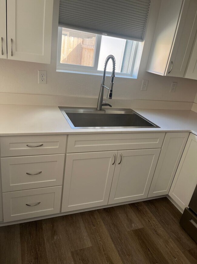 Building Photo - 2 Bedroom 1.5 Bath Townhouse