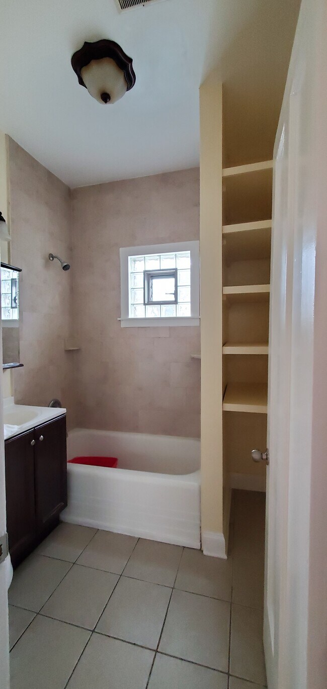 Bathroom - 5816 N Rockwell St