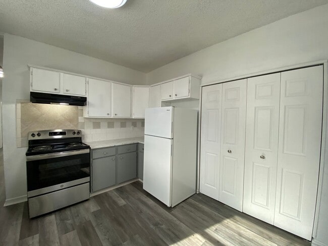 Building Photo - Victor Duplex