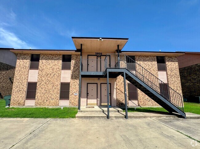 Building Photo - 1605 Benttree Dr
