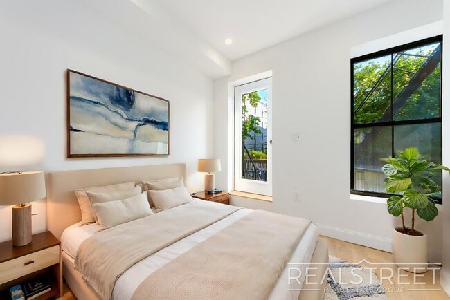 Foto del edificio - 3 Bed 3 Bath with W/D in unit!