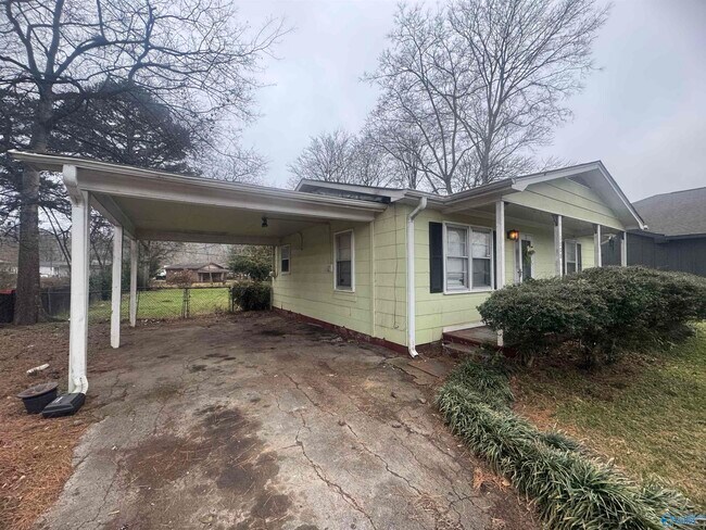 Foto del edificio - 1808 Oakwood Ave NE