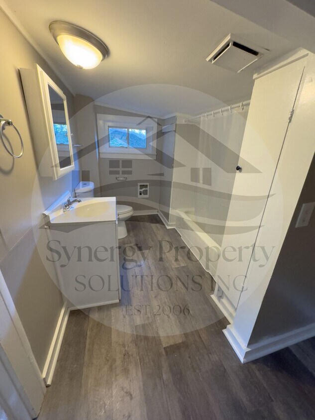 Foto principal - One Bedroom House Available Now