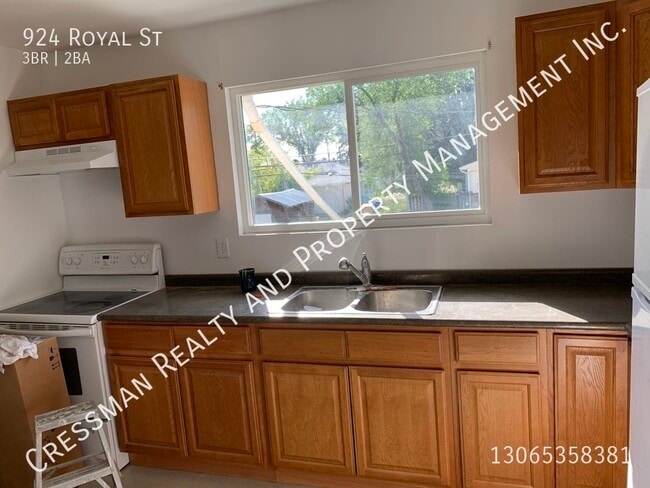 Building Photo - 2 Bedroom Main Floor Unit in Rosemont