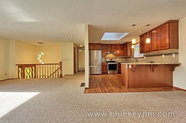 Building Photo - 3 Bed, 3 Bath Split Level with Storage and...