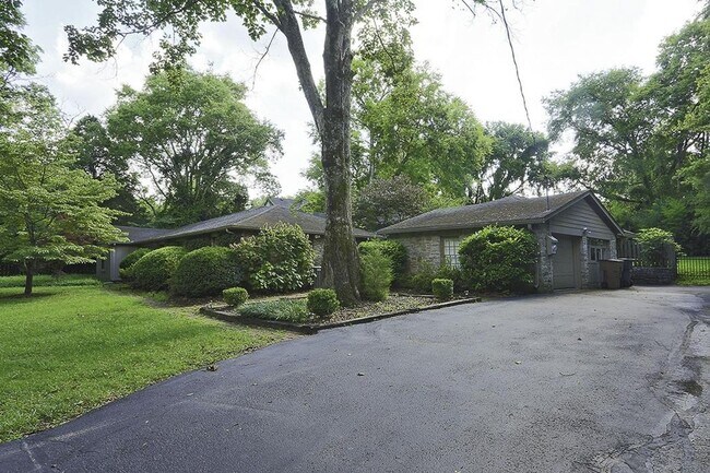 Building Photo - Stone cottage with great personality on 1 ...