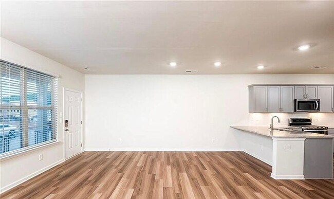 Foto del edificio - Stunning 3 BR, 2.5 BA Townhome Available f...