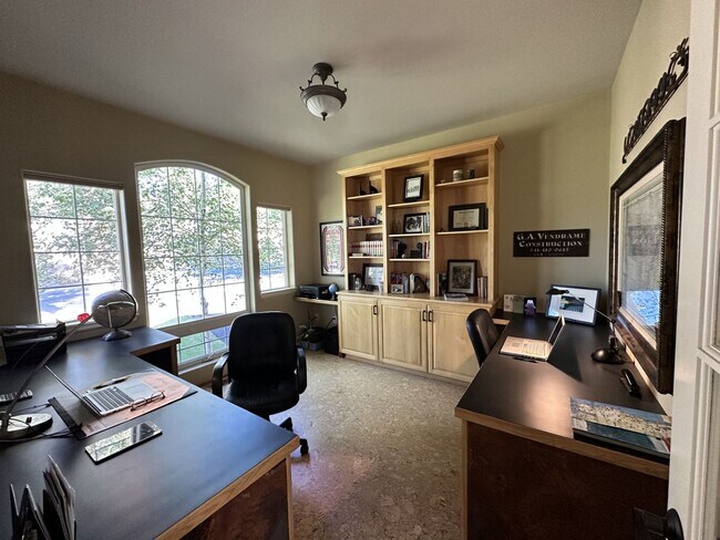 Foto del edificio - Large Furnished home on Awbrey Butte
