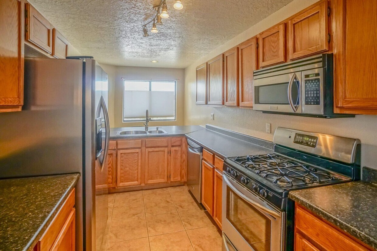 Foto principal - Amazing 3 bed 2 bath NE Heights Townhome