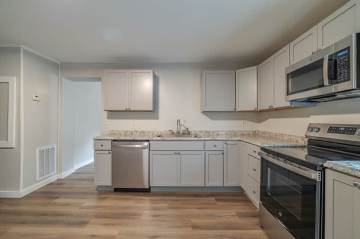 Maryville 37803 - ONE LEVEL BEAUTIFULLY RE... - Maryville 37803 - Completely Renovated Apa...