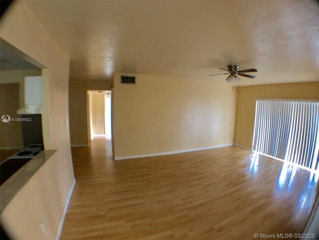 Foto del edificio - 7851 Miller Dr