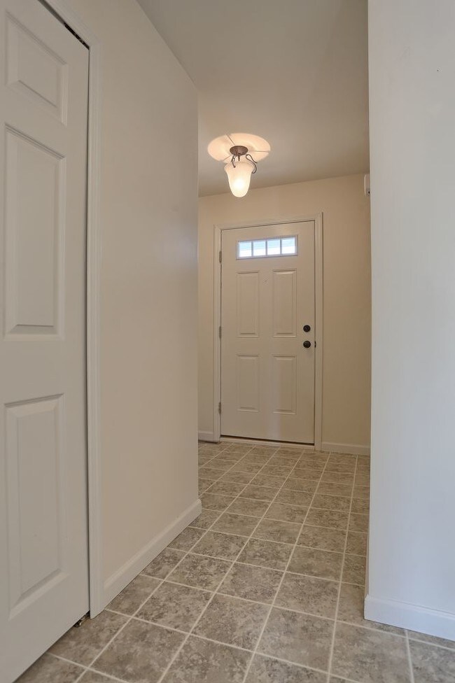 Building Photo - 556 Fox Ridge Ln