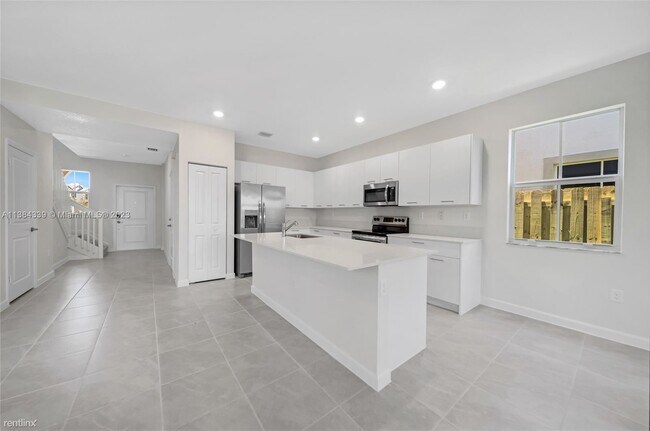 Building Photo - 3 br, 2.5 bath Townhome - 2373 NW 130th St...