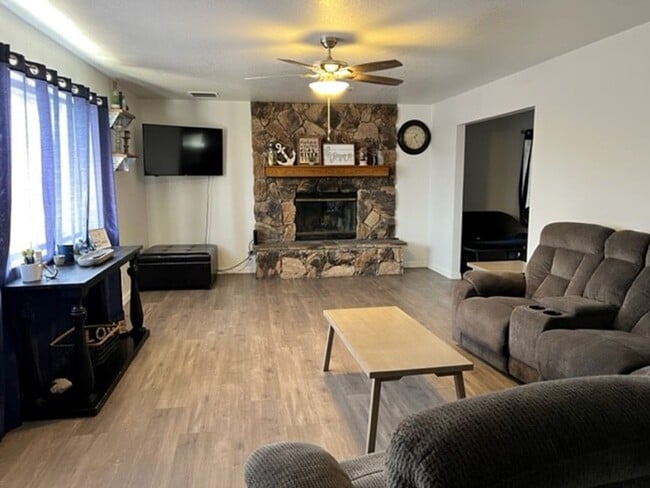 Building Photo - Furnished 3 BR Vacation Rental Includes utilities Near Target Center/Golf/Hwy 95