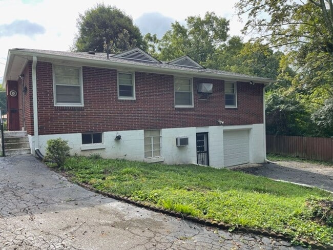 Foto del edificio - 4 bd 2 ba including a basement apartment in a great East Nashville location