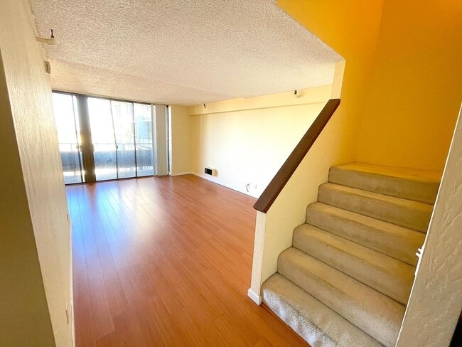 Foto del edificio - Spacious 2 bed 1.5 bath condo in Oakland's...