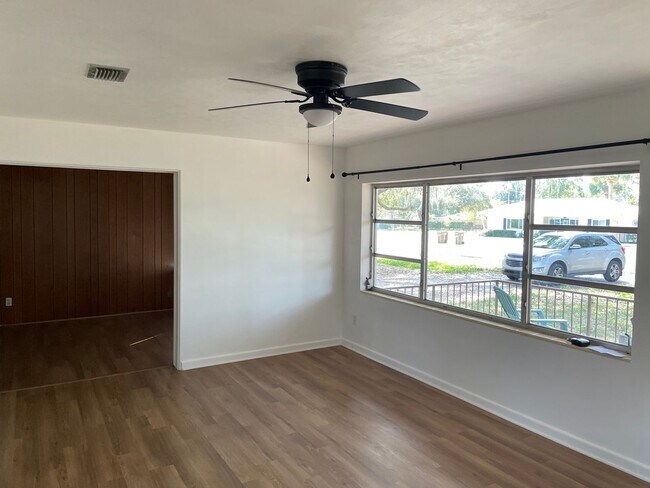 Foto del edificio - Recently Renovated - New flooring - kitchen - $500 off 1st months rent