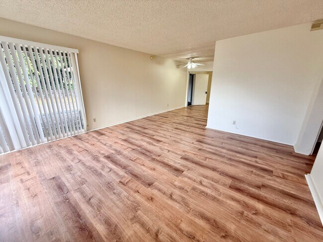 Foto del edificio - Spacious 3/2 in Club View Estates