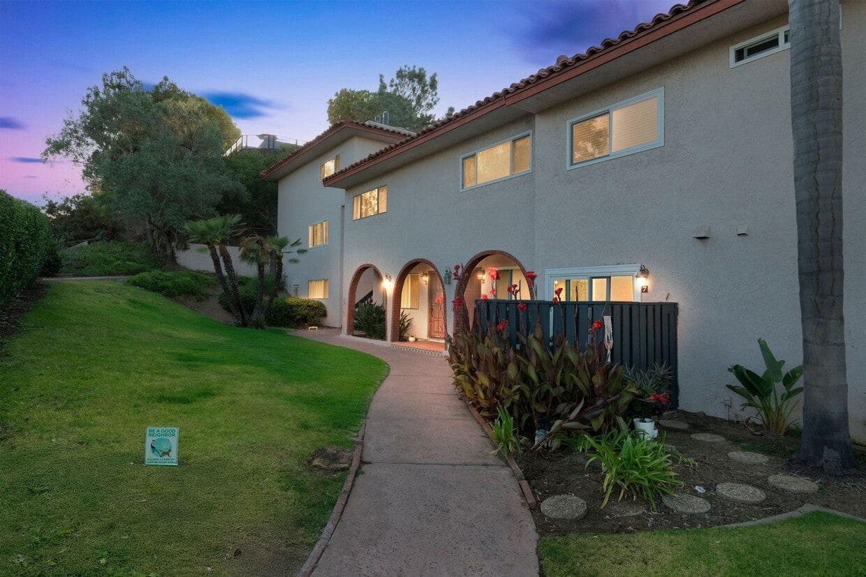 Primary Photo - Charming 2BR Townhome in Del Mar