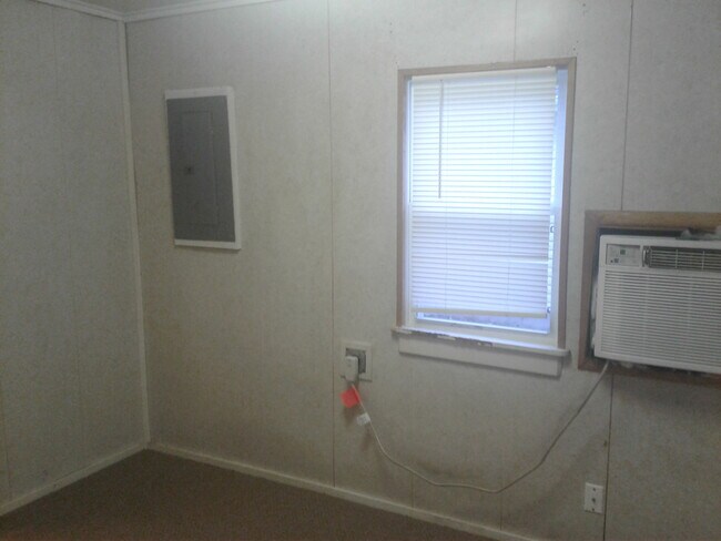 Building Photo - 2115 N Grace Ave