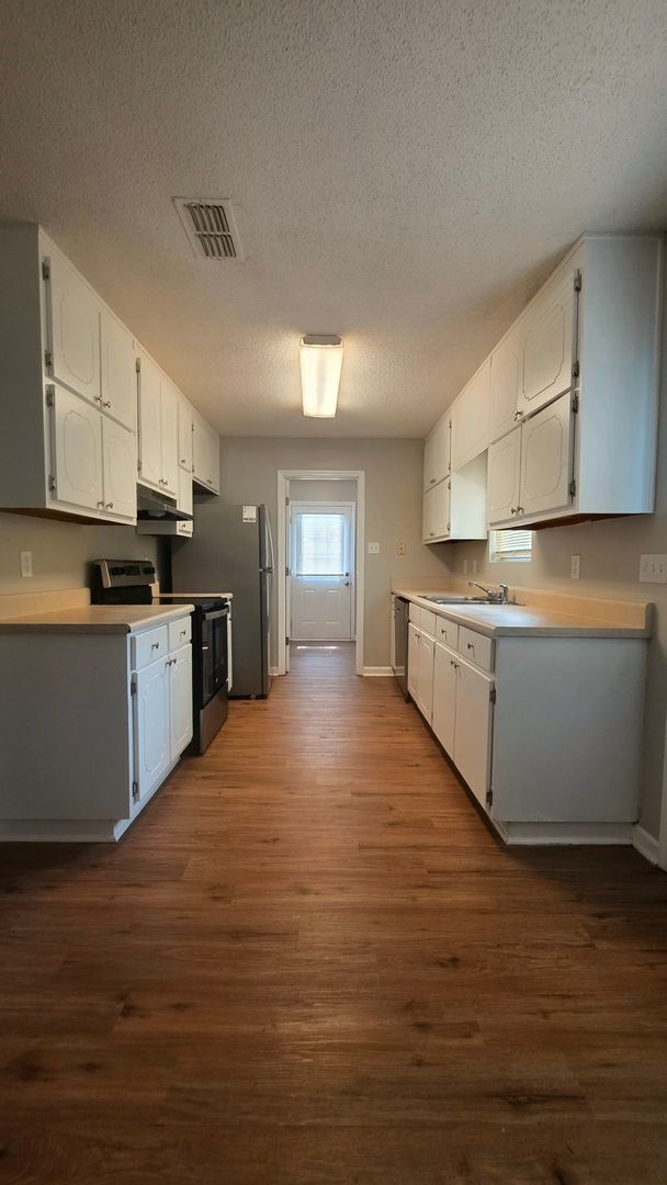 Foto del edificio - Check out this recently renovated home!