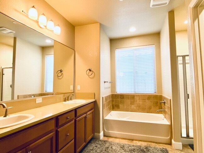 Building Photo - $2,895 Temperance & Clinton, 5 Bedrooms - ...