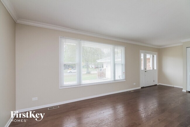 Building Photo - 6S124 Lakewood Dr