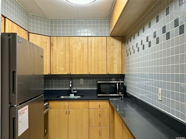 Foto del edificio - 68-05 242nd St