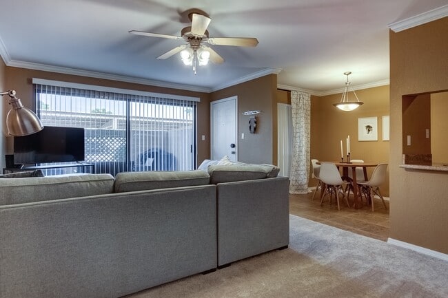 Building Photo - Live in the heart of Scottsdale!