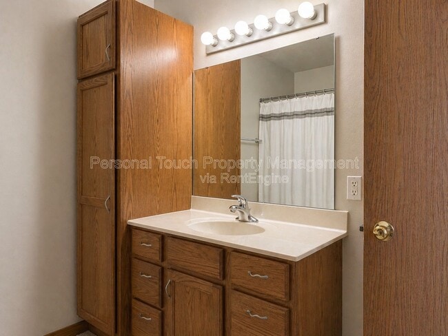 Building Photo - 975 42nd Ave W