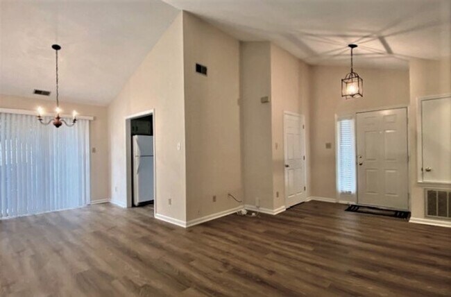 Foto del edificio - 1/2 Mo Off Special - Bed, 1 Bath townhome minutes to South Park