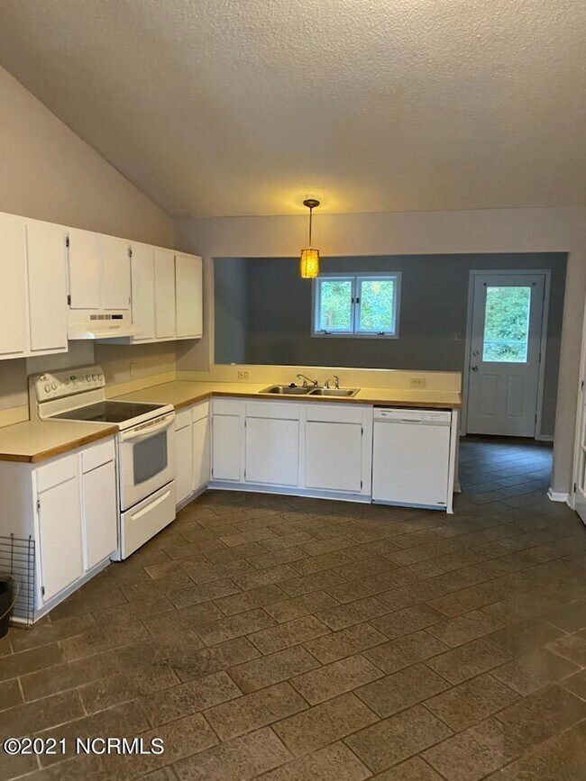 Building Photo - 2102 Tiffany Dr