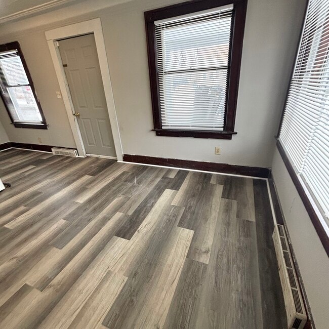 Building Photo - 910 Dakin St