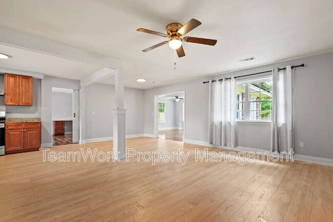 Building Photo - 313 Clearwater Dr