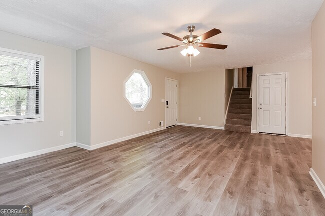 Foto del edificio - 8050 Sumit Wood Dr NW