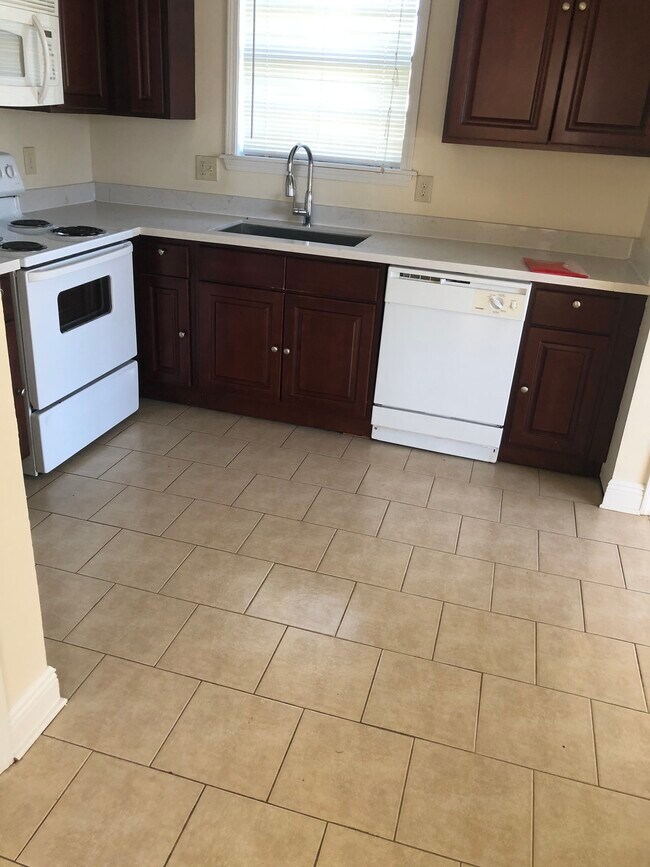 Kitchen - 1024 Deslonde St