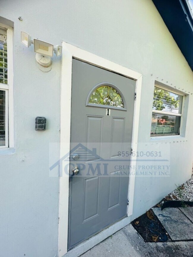 Building Photo - 502 S K St