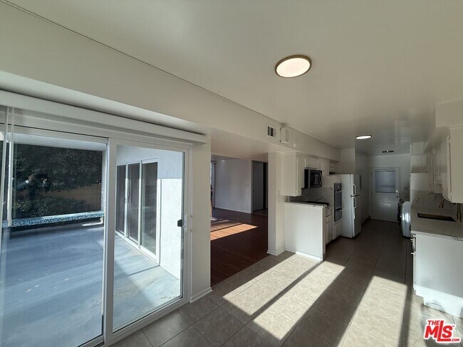 Foto del edificio - 7838 W Manchester Ave