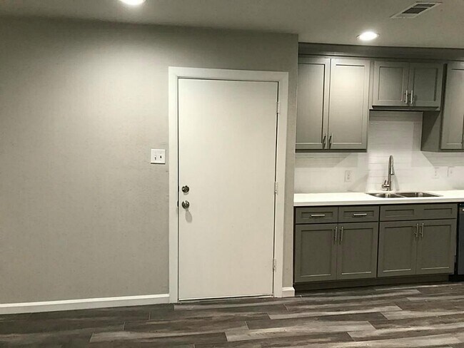 Hermosos gabinetes estilo shaker y pisos de madera de vinilo. - 5005 Tierwester st